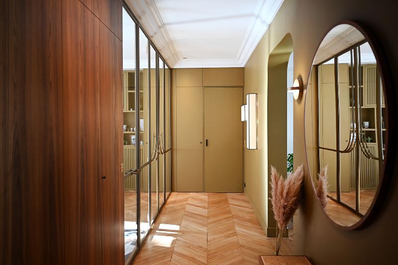 Nuances des couleurs Le Corbusier dans un design intérieur contemporain français